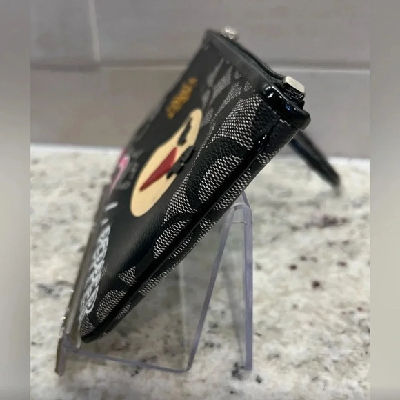 Limited Edition Coach Poppy wristlet - Picture 5 of 6